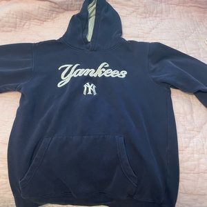 Adorable vintage Yankees sweatshirt! So comfortable